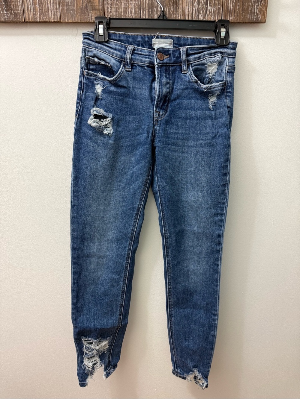 Altar'd State size 27
Distressed Skinny Jeans in Dark Blue Wash
